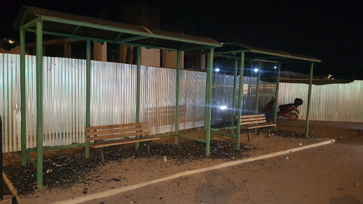 Karabük’te otobüs durağının camlarını kıran şahıs kamerada